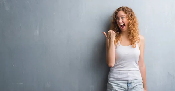 Junge Rothaarige Frau Über Graue Grunge Wand Die Mit Dem — Stockfoto