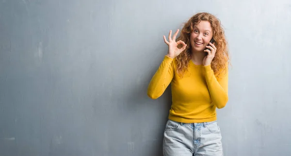 Jonge Roodharige Vrouw Grijs Grunge Muur Praten Aan Telefoon Doen — Stockfoto