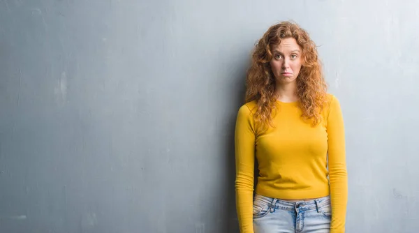 Mujer Pelirroja Joven Sobre Gris Pared Grunge Deprimido Preocupación Por — Foto de Stock