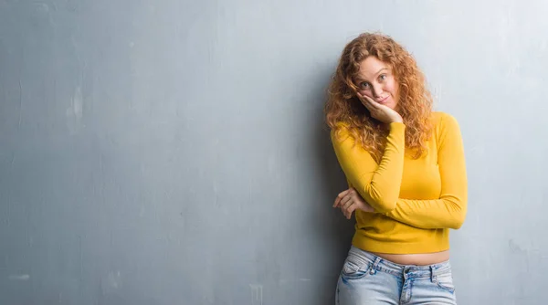 Jonge Roodharige Vrouw Grijs Grunge Muur Denken Zoek Moe Verveeld — Stockfoto