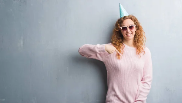 Joven Pelirroja Mujer Sobre Gris Grunge Pared Usando Gorra Cumpleaños —  Fotos de Stock