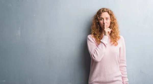 Junge Rothaarige Frau Über Der Grauen Grunge Wand Rosafarbenen Pullover — Stockfoto