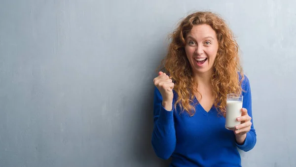 Junge Rothaarige Frau Trinkt Glas Milch Schreit Stolz Und Feiert — Stockfoto