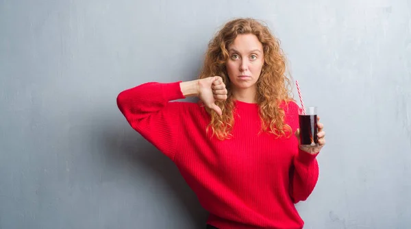 Joven Pelirroja Sobre Gris Grunge Pared Beber Refresco Soda Con — Foto de Stock