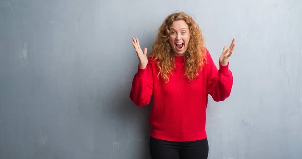 Jeune Femme Rousse Sur Mur Gris Grunge Portant Pull Rouge — Photo