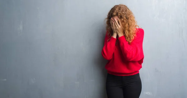 Jeune Femme Rousse Sur Mur Gris Grunge Portant Pull Rouge — Photo