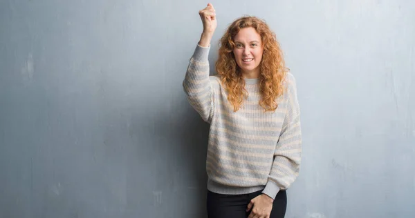 Mujer Pelirroja Joven Sobre Pared Gris Grunge Enojado Loco Levantando — Foto de Stock