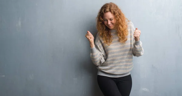 Junge Rothaarige Frau Über Grauer Grunge Wand Sehr Glücklich Und — Stockfoto