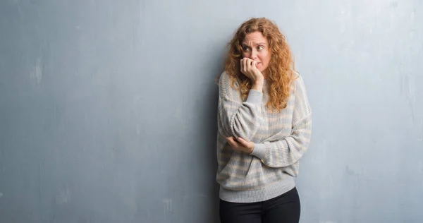 Mujer Pelirroja Joven Sobre Gris Pared Grunge Buscando Estresado Nervioso — Foto de Stock