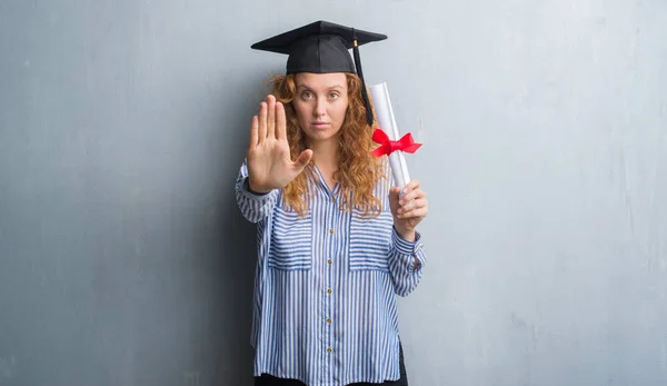 Joven Pelirroja Graduada Mujer Sobre Gris Grunge Pared Celebración Diploma — Foto de Stock