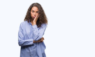 Genç İspanyol iş kadın düşünme seyir yorgun ve sıkılmış çapraz silah depresyon sorunları ile.