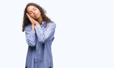 Yorgun hayal ve ile gülümseyen gözleri kapalı iken ellerle birlikte poz Uyuyan Genç İspanyol iş kadın.