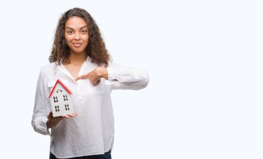 Kendisi için sürpriz yüz işaret parmağı ile genç İspanyol gerçek durum Ajan kadın holding küçük ev