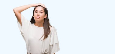 Genç güzel İspanyol kadın baş, el ile vurguladı şok utanç ve sürpriz suratla, öfkeli ve sinirli. Korku ve hata için üzgün.