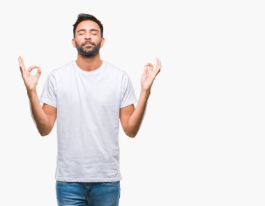 İzole arka plan yetişkin İspanyol adam rahatla ve gülümseyen gözlerle kapalı parmak jestle meditasyon yapıyor. Yoga kavramı.