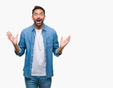 Deli kutluyor ve silah ile başarı için heyecanlı çığlık kaldırdı ve açık gözleri hayret izole arka plan yetişkin İspanyol adam. Kazanan kavramı