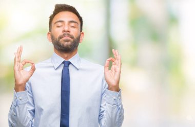 Yetişkin İspanyol iş adamı izole arka plan üzerinde dinlenmek ve gülümseyen gözlerle kapalı parmak jestle meditasyon yapıyor. Yoga kavramı.