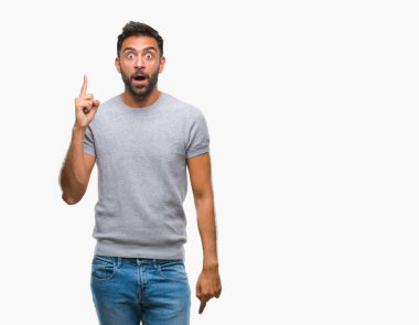 Başarılı fikirle parmağı yukarıyı izole arka plan yetişkin İspanyol adam. Çıktıktan ve mutlu. Bir numara.