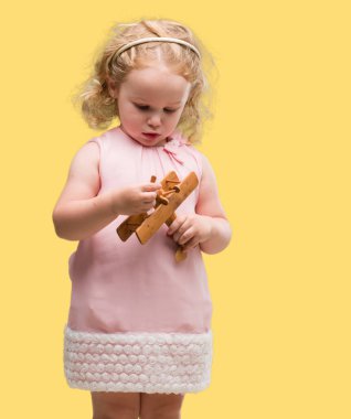 Güzel sarışın yürümeye başlayan çocuk uçak oyuncakla oynamak