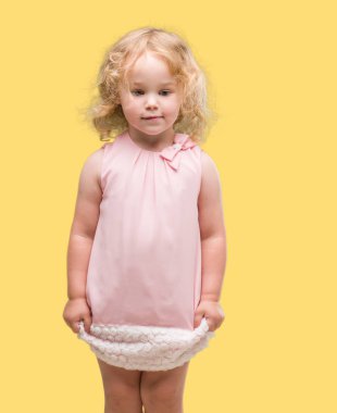 Güzel sarışın yürümeye başlayan çocuk el hareketi