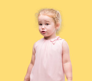 Güzel sarışın yürümeye başlayan çocuk el hareketi