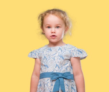 Güzel sarışın yürümeye başlayan çocuk el hareketi