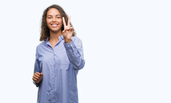 年轻的西班牙商界女性微笑着看着相机显示手指做胜利标志 第二个 — 图库照片