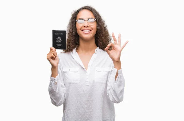 Jovem Hispânica Segurando Passaporte Dos Estados Unidos América Fazendo Assinar — Fotografia de Stock