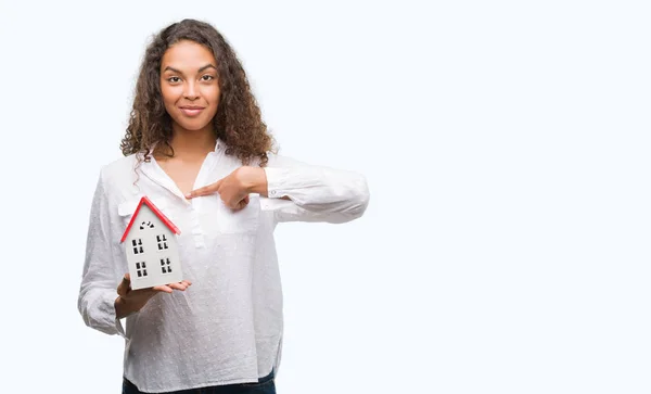 Jeune Hispanique Agent Réel Femme Tenant Petite Maison Avec Visage — Photo