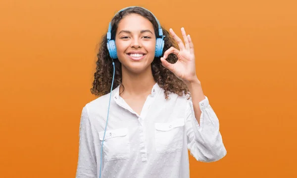 Jonge Spaanse Vrouw Hoofdtelefoon Doen Teken Met Vingers Uitstekende Symbool — Stockfoto