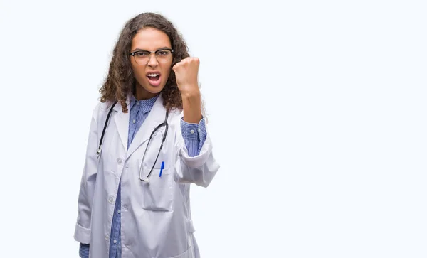 Joven Doctora Hispana Molesta Frustrada Gritando Con Ira Loca Gritando — Foto de Stock