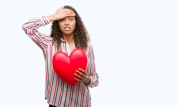 Mulher Hispânica Jovem Amor Segurando Coração Vermelho Estressado Com Mão — Fotografia de Stock