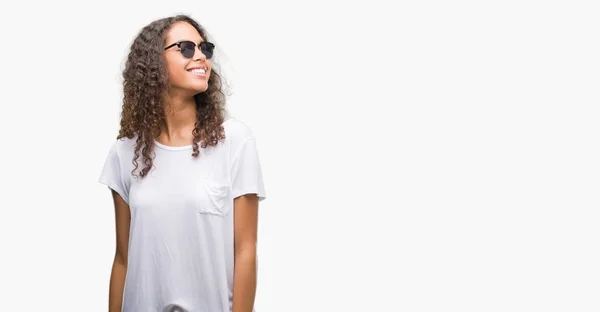 Mladá Žena Hispánský Nosí Sluneční Brýle Podíval Jinam Stranu Úsměvem — Stock fotografie