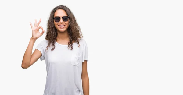 Junge Hispanische Frau Mit Sonnenbrille Lächelt Positiv Und Tut Zeichen — Stockfoto