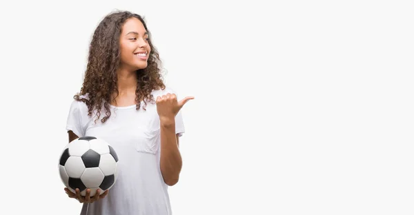 Junge Hispanische Frau Hält Fußballball Der Hand Und Zeigt Mit — Stockfoto