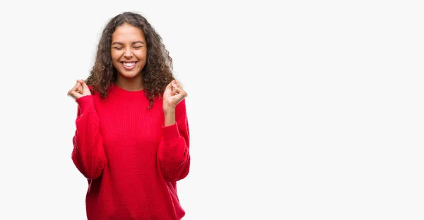 Mujer Hispana Joven Vistiendo Suéter Rojo Emocionada Por Éxito Con — Foto de Stock