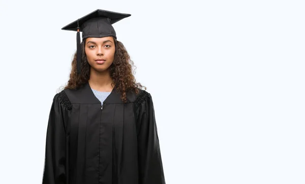 Jeune Femme Hispanique Portant Uniforme Graduation Avec Une Expression Confiante — Photo