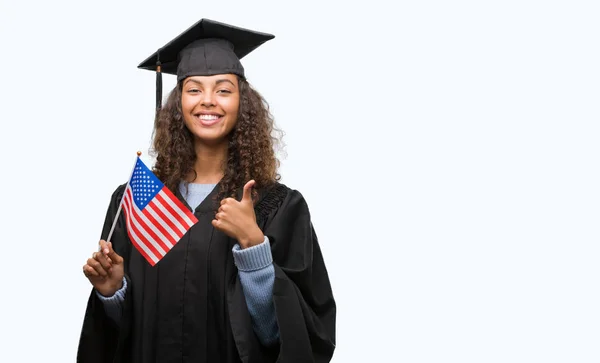 Mujer Hispana Joven Con Uniforme Graduación Sosteniendo Bandera Estados Unidos —  Fotos de Stock