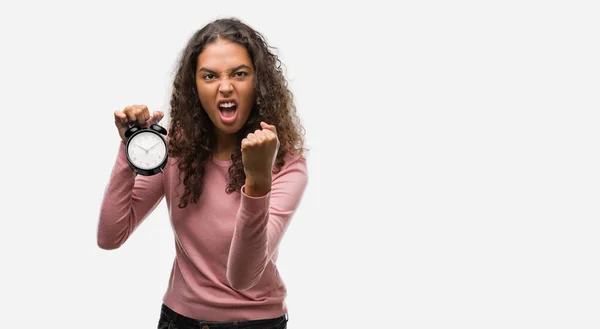 Mujer Hispana Joven Sosteniendo Despertador Molesto Frustrado Gritando Con Ira — Foto de Stock