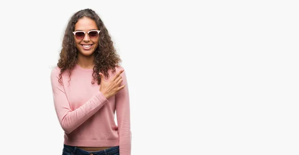 Mulher Hispânica Jovem Bonita Usando Óculos Sol Alegre Com Sorriso — Fotografia de Stock