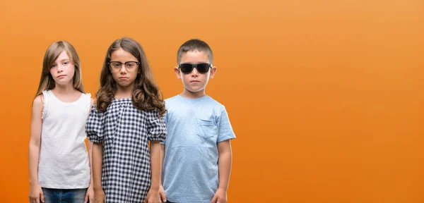 Pojke Och Flickor Grupp Barn Över Orange Bakgrund Med Självsäker — Stockfoto