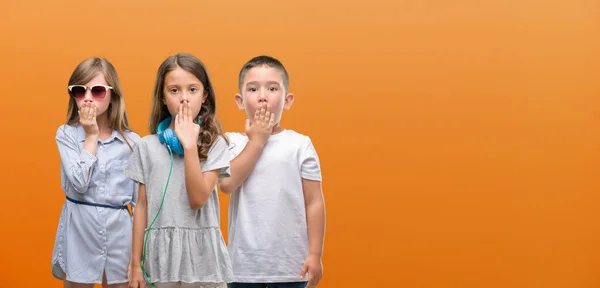 Group Boy Girls Kids Orange Background Cover Mouth Hand Shocked — Stock Photo, Image