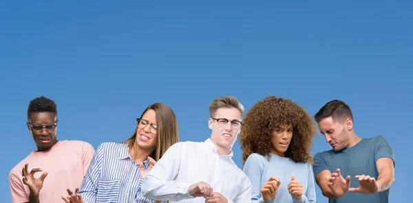 Samenstelling Van Groep Van Vrienden Blauwe Blackground Walgen Expressie Ontevreden — Stockfoto