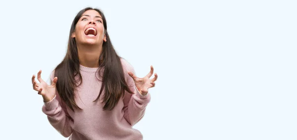 Giovane Bella Donna Ispanica Indossa Maglione Pazzo Pazzo Urlando Urlando — Foto Stock