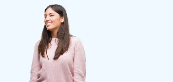 Giovane Bella Donna Ispanica Indossa Maglione Guardando Altra Parte Con — Foto Stock