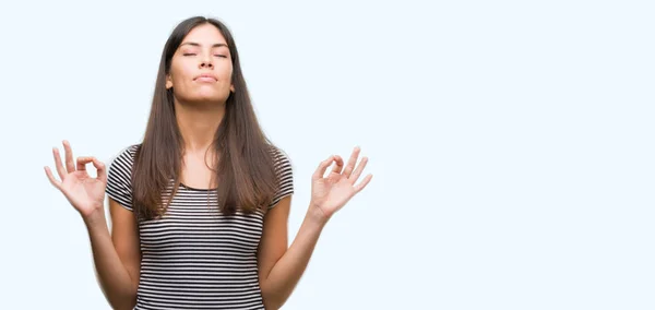 若い美しいヒスパニック系の女性がリラックスして 目を浮かべて閉じた指で瞑想のジェスチャーを行います ヨガの概念 — ストック写真