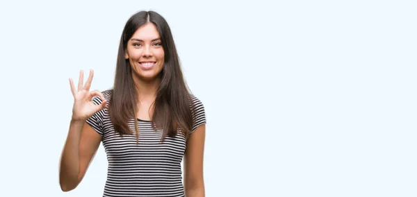 Jovem Bela Mulher Hispânica Sorrindo Positivo Fazendo Sinal Com Mão — Fotografia de Stock