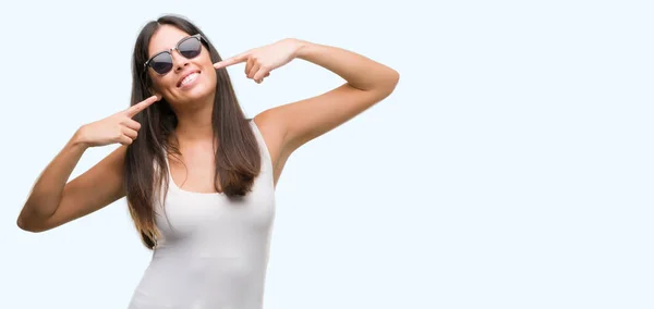 Junge Schöne Hispanics Mit Sonnenbrille Selbstbewusst Lächelnd Und Mit Fingern — Stockfoto