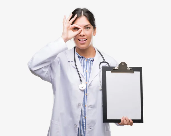 Joven Doctora Hispana Sosteniendo Portapapeles Con Cara Feliz Sonriendo Haciendo —  Fotos de Stock