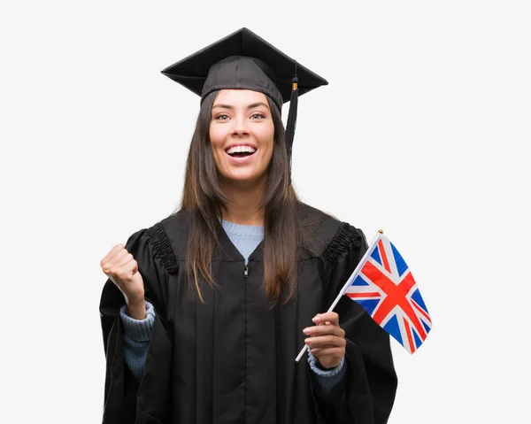 Mujer Hispana Joven Vistiendo Uniforme Graduado Sosteniendo Bandera Del Reino —  Fotos de Stock